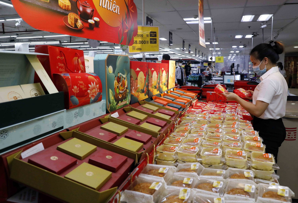 Quầy bánh Trung thu được bày trang trọng trong siêu thị VinMart nhưng cũng ít người mua. (Ảnh: Trần Việt/TTXVN)