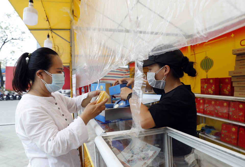 Một quầy bán bánh của hãng Kinh Đô trên phố Nguyễn Lương Bằng lác đác người mua. (Ảnh: Trần Việt/TTXVN)