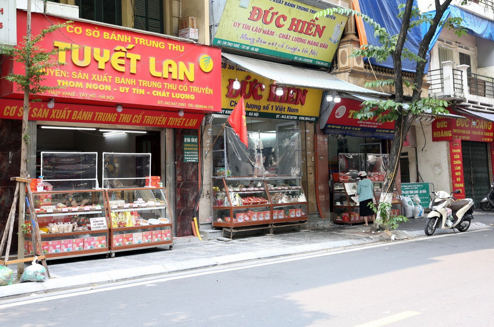 Tuyến phố Thụy Khuê mọi năm nổi tiếng với nhiều cửa hàng bán bánh Trung thu, nhưng năm nay cả phố chỉ còn một số hàng bày bán.(Ảnh: Trần Việt/TTXVN)