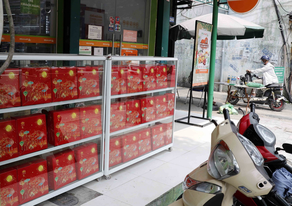 Một quầy bán bánh Trung thu trên phố Tôn Đức Thắng vắng bóng người bán, người mua. (Ảnh: Trần Việt/TTXVN)