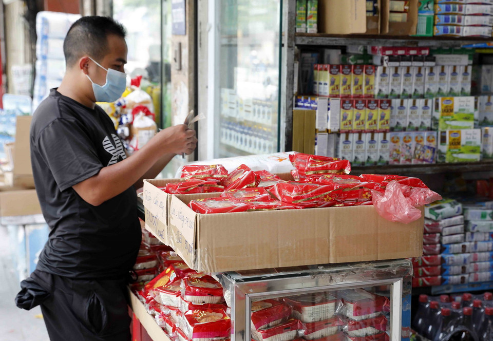 Một cửa hàng tiện ích bày thêm quầy bán bánh Trung thu trên phố Tôn Đức Thắng vì ít người mua. (Ảnh: Trần Việt/TTXVN)