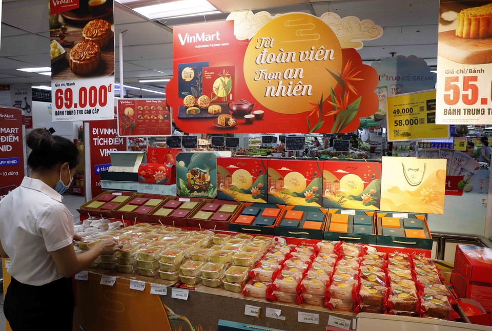 Cửa hàng bánh Trung thu Bảo Phương trên phố Thụy Khuê mọi năm người xếp hàng dài mua bánh thì năm nay thỉnh thoảng mới có vài ba người mua. (Ảnh: Trần Việt/TTXVN)