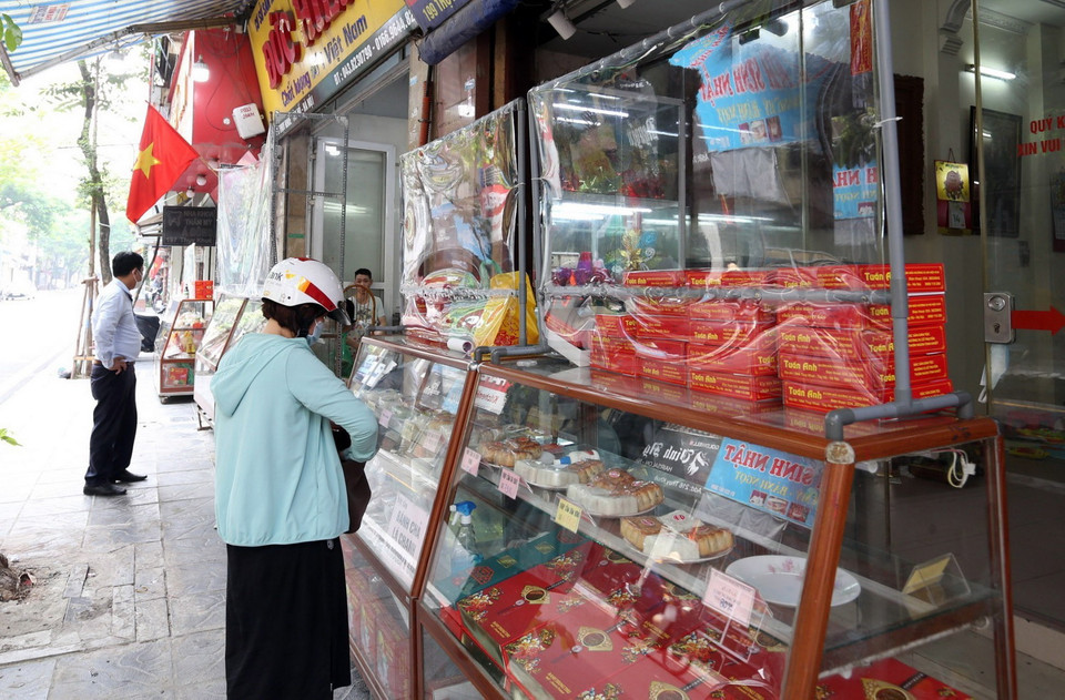 Lác đác người mua bánh Trung thu trên phố Thụy Khuê. (Ảnh: Trần Việt/TTXVN)