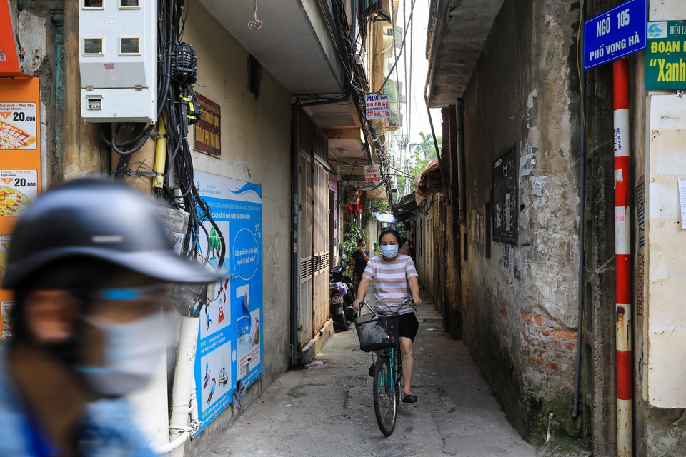 "Ổ dịch" ngõ 105 Vọng Hà, phường Chương Dương đã được dỡ bỏ phong tỏa, người dân có thể đi lại sinh hoạt bình thường. (Ảnh: Thành Đạt/TTXVN)