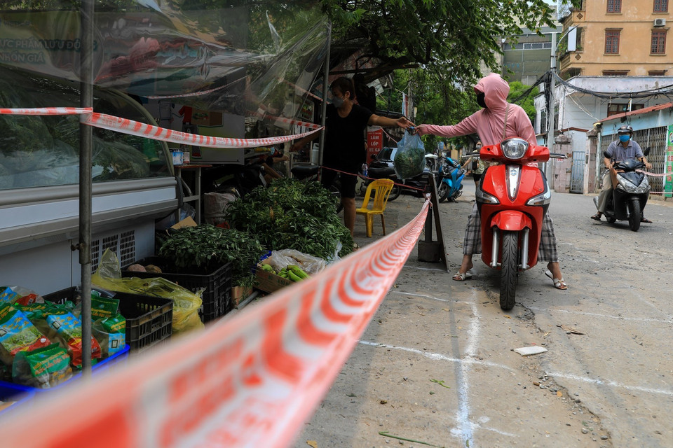 Người dân đã có thể đi chợ mua thực phẩm tại phường Văn Chương sau khi dỡ bỏ phong tỏa một số khu vực. (Ảnh: Thành Đạt/TTXVN)