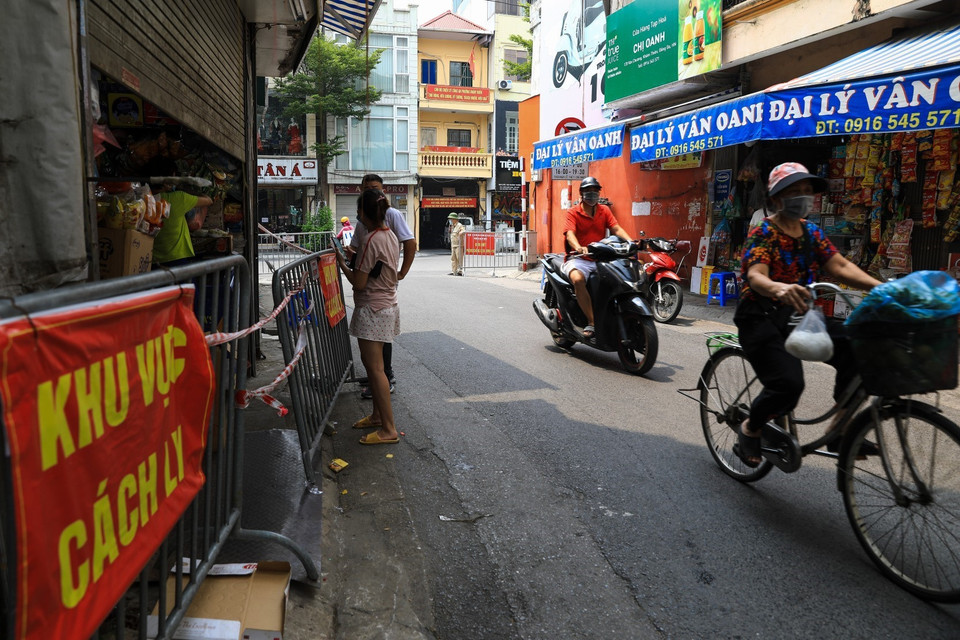Đầu ngõ Văn Chương, đoạn ra phố Khâm Thiên đã được dỡ bỏ hàng rào phong tỏa, người dân đã có thể đi chợ nhưng vẫn phải tuân thủ 5K và Chỉ thị 16. (Ảnh: Thành Đạt/TTXVN)