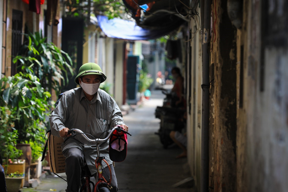 "Ổ dịch" ngõ 105 Vọng Hà, phường Chương Dương, quận Hoàn Kiếm đã được dỡ bỏ phong tỏa, người dân có thể đi lại sinh hoạt bình thường. (Ảnh: Thành Đạt/TTXVN)