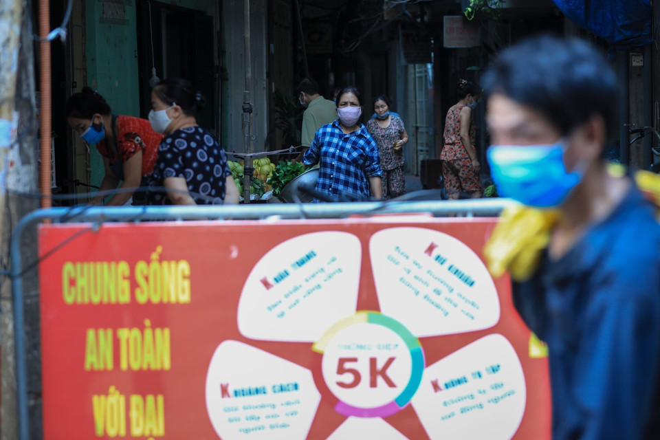 Sinh hoạt của người dân phường Chương Dương đã dần trở lại bình thường, có thể đi chợ nhưng vẫn phải tuân thủ nghiêm khuyến cáo 5K phòng, chống dịch. (Ảnh: Thành Đạt/TTXVN)