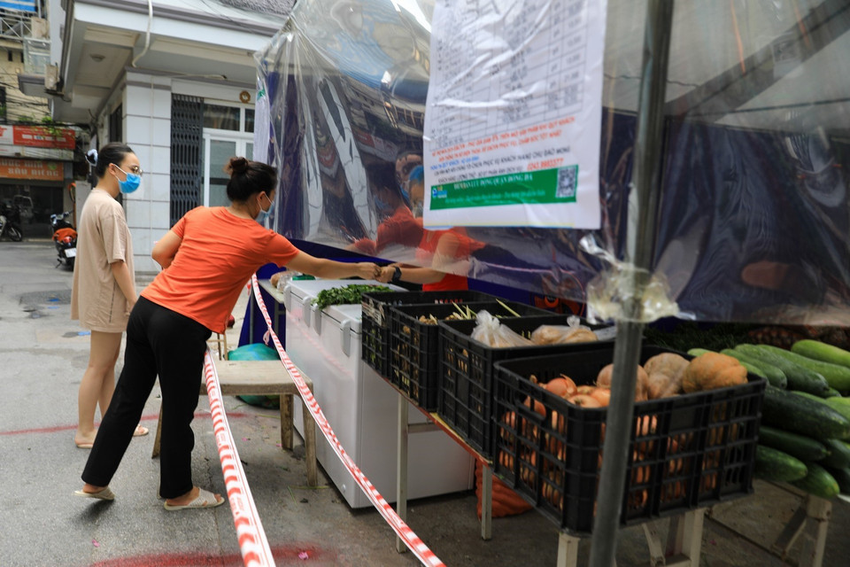 Một quầy bán rau xanh ở chợ đảm bảo tuân thủ 5K, phục vụ nhu cầu người dân phường Văn Miếu. (Ảnh: Thành Đạt/TTXVN)