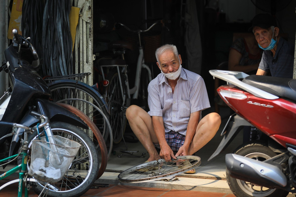 Người dân trên địa bàn phường Chương Dương đã dần ổn định cuộc sống sau lệnh dỡ bỏ phong tỏa. (Ảnh: Thành Đạt/TTXVN)