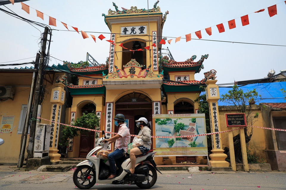 Chùa Linh Quang, phường Văn Chương đã được dỡ bỏ cách ly y tế, người dân đã có thể đi lại trên địa bàn. (Ảnh: Thành Đạt/TTXVN)