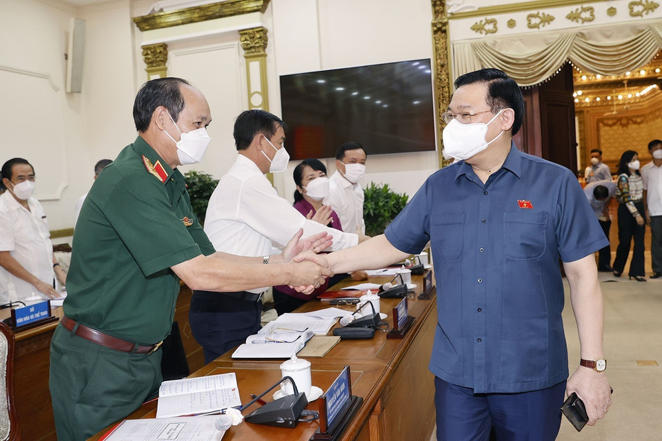 Chủ tịch Quốc hội Vương Đình Huệ với các đại biểu. (Ảnh: Doãn Tấn/TTXVN)