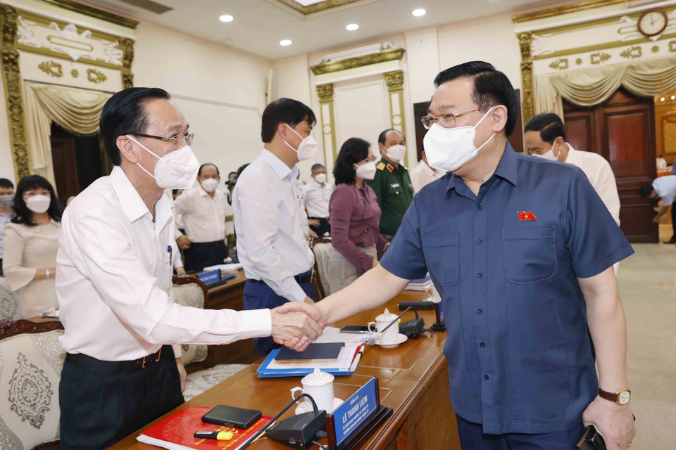 Chủ tịch Quốc hội Vương Đình Huệ với các đại biểu. (Ảnh: Doãn Tấn/TTXVN)