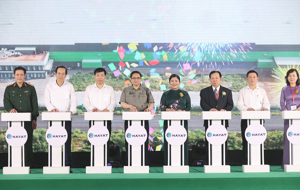 Thủ tướng Phạm Minh Chính và các đại biểu thực hiện nghi thức khánh thành nhà máy Hayat Kimya Việt Nam. (Ảnh: Dương Giang/TTXVN)