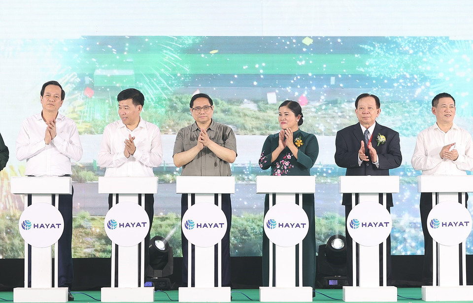 Thủ tướng Phạm Minh Chính với các đại biểu tại lễ khánh thành nhà máy Hayat Kimya Việt Nam. (Ảnh: Dương Giang/TTXVN)