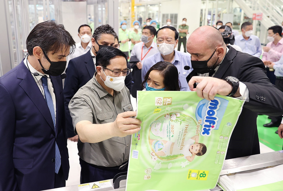 Lãnh đạo nhà máy Hayat Kimya Việt Nam đón Thủ tướng Phạm Minh Chính tới dự Lễ khánh thành. (Ảnh: Dương Giang/TTXVN)