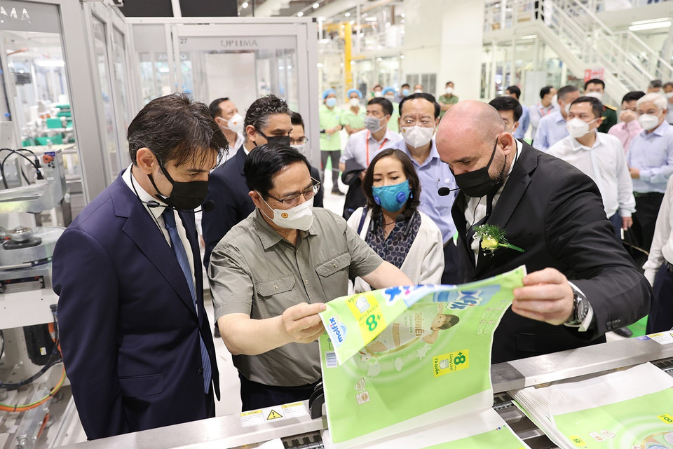 Lãnh đạo nhà máy Hayat Kimya Việt Nam đón Thủ tướng Phạm Minh Chính tới dự Lễ khánh thành. (Ảnh: Dương Giang/TTXVN)