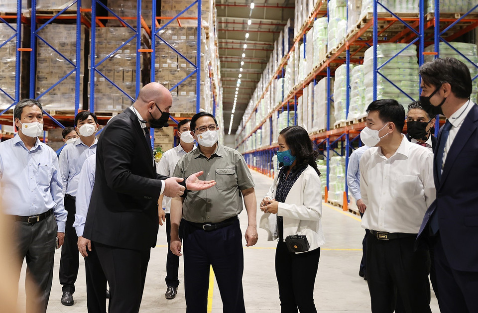 Thủ tướng Phạm Minh Chính tham quan nhà máy Hayat Kimya Việt Nam. (Ảnh: Dương Giang/TTXVN)