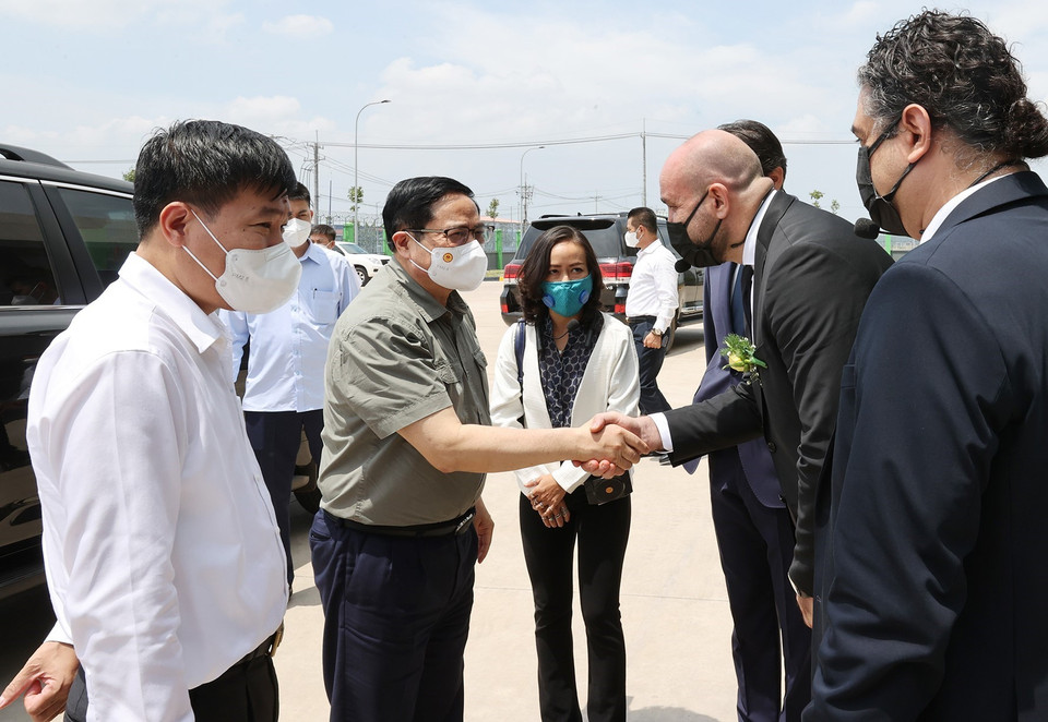 Lãnh đạo nhà máy Hayat Kimya Việt Nam đón Thủ tướng Phạm Minh Chính tới dự Lễ khánh thành. (Ảnh: Dương Giang/TTXVN)
