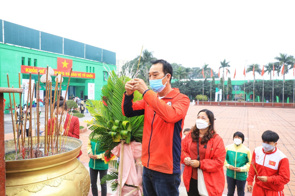 Các vận động viên, huấn luyện viên dâng hương trước tượng đài Bác Hồ tại Trung tâm Huấn luyện Thể thao Quốc gia Hà Nội. (Ảnh: Tuấn Anh/TTXVN)