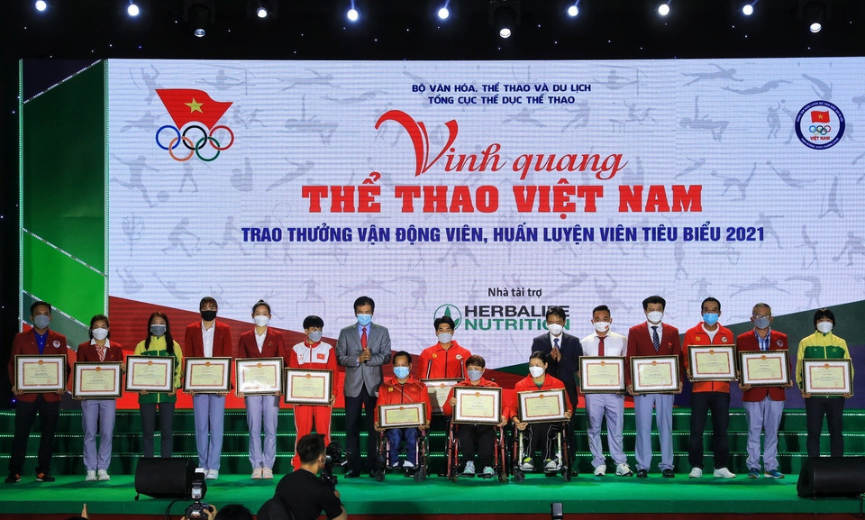 Trao tặng Bằng khen của Bộ trưởng Bộ Văn hóa, Thể thao và Du lịch cho các vận động viên, huấn luyện viên tiêu biểu. (Ảnh: Tuấn Anh/TTXVN)