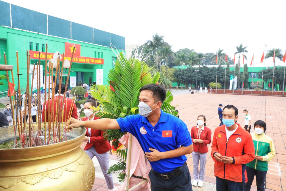 Các vận động viên, huấn luyện viên dâng hương trước tượng đài Bác Hồ tại Trung tâm Huấn luyện Thể thao Quốc gia Hà Nội. (Ảnh: Tuấn Anh/TTXVN)