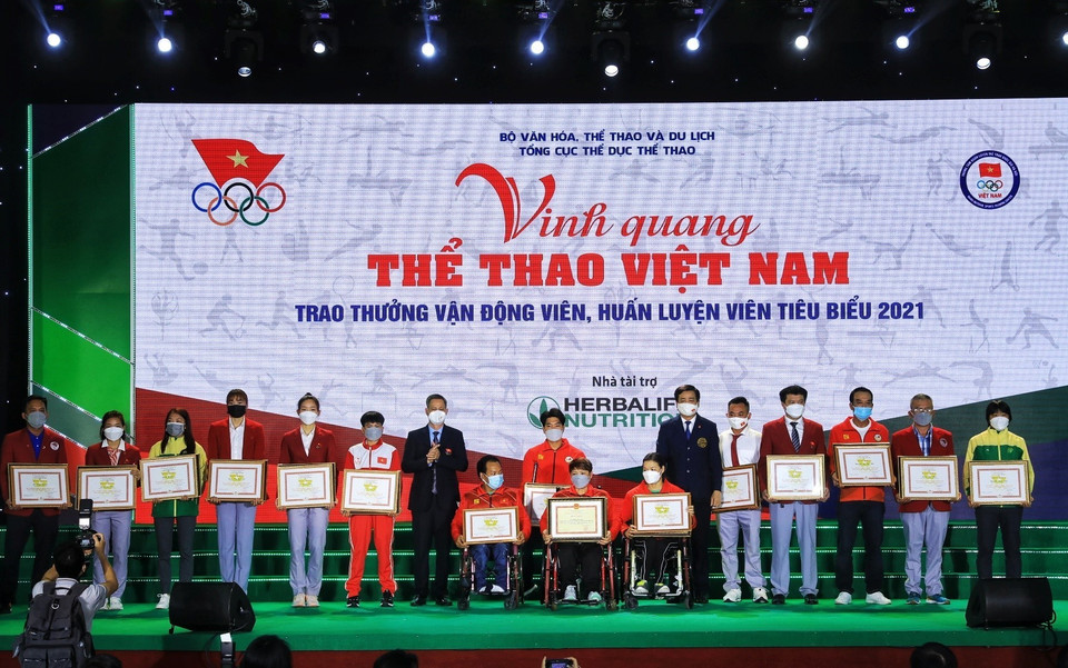 Trao tặng Bằng khen của Ủy ban Olympic Việt Nam cho các vận động viên, huấn luyện viên tiêu biểu. (Ảnh: Tuấn Anh/TTXVN)