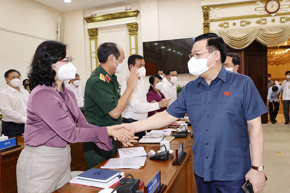 Chủ tịch Quốc hội Vương Đình Huệ với các đại biểu. (Ảnh: Doãn Tấn/TTXVN)