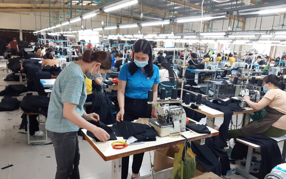 Công nhân Công ty TNHH May Nien Hsing Ninh Bình, khu công nghiệp Khánh Phú, huyện Yên Khánh, thực hiện nghiêm quy định phòng, chống dịch COVID-19. (Ảnh: TTXVN)