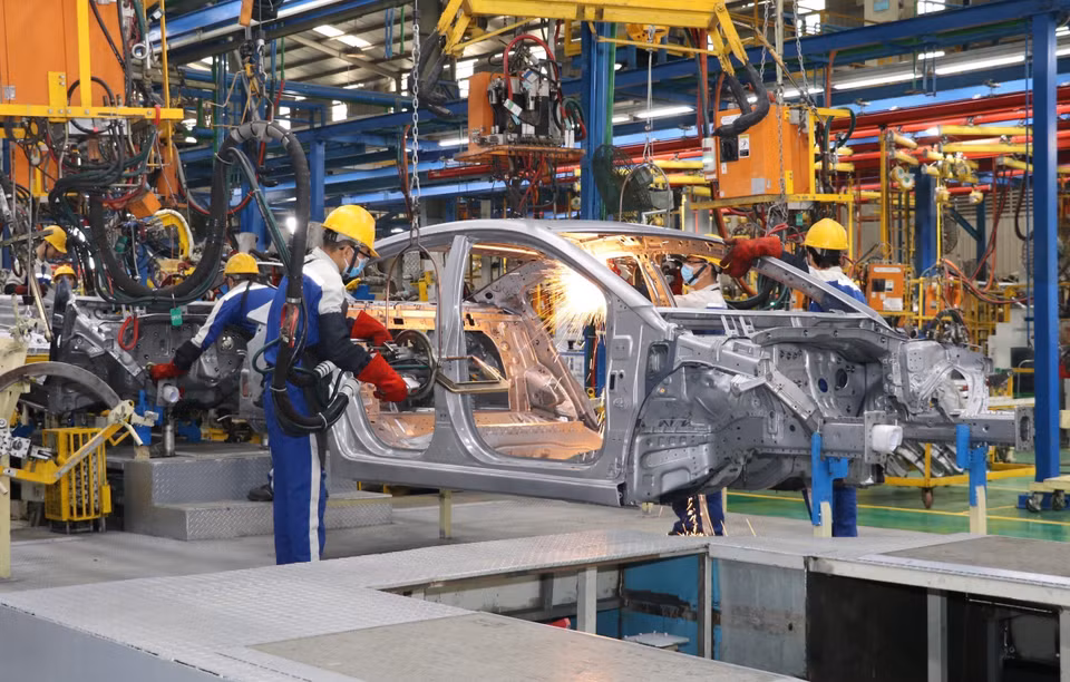 Công nhân Công ty cổ phần sản xuất ôtô Hyundai Thành Công, khu công nghiệp Gián Khẩu, huyện Gia Viễn (Ninh Bình), thực hiện nghiêm quy định phòng, chống dịch COVID-19. (Ảnh: TTXVN)