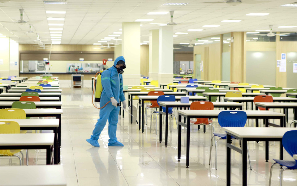 Phun khử khuẩn tại phòng ăn công ty TNHH Optrontec Vina (khu công nghiệp Bá Thiện 2-Vĩnh Phúc). (Ảnh: TTXVN)