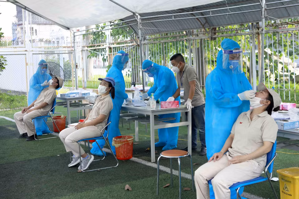 Vĩnh Phúc yêu cầu 100% doanh nghiệp trong khu công nghiệp xét nghiệm virus SARS-CoV-2 cho công nhân. (Ảnh: TTXVN)