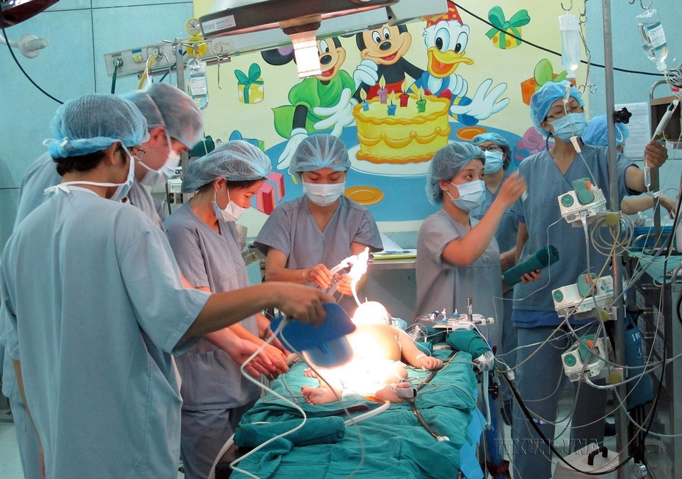 Hai chuyên gia đến từ Trường đại học Saint-Luc (Bỉ) tham gia ekip phẫu thuật ca ghép gan cho bệnh nhi mắc xơ gan từ người cho sống, tại Bệnh viện Nhi đồng 2 Thành phố Hồ Chí Minh, ngày 4/10/2016. (Ảnh: Phương Vy/TTXVN)