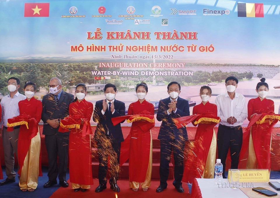 Lễ khánh thành và đưa vào vận hành dự án Mô hình thử nghiệm Nước từ Gió tại xã An Hải, huyện Ninh Phước (Ninh Thuận), ngày 15/3/2022, do Chính phủ Bỉ (đại diện là Quỹ FinExpo) tham gia tài trợ. (Ảnh: Công Thử/TTXVN)