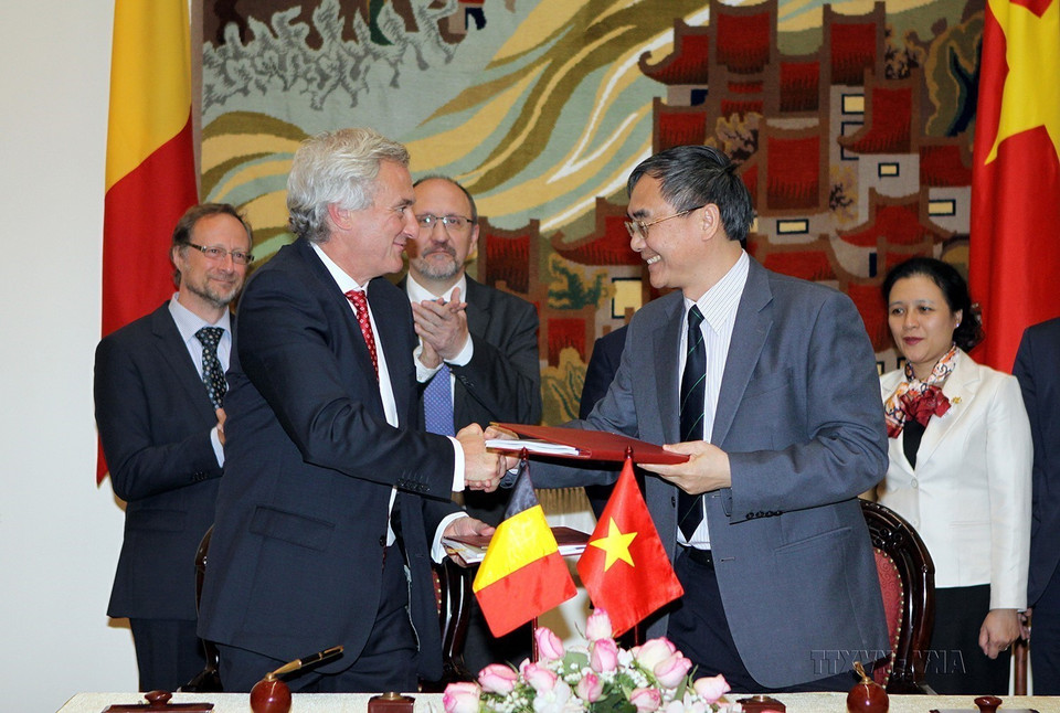 Lễ ký kết Dự án Vệ tinh nhỏ Việt Nam thứ hai quan sát tài nguyên thiên nhiên, môi trường và thiên tai (VNREDSAT-1B) giữa Viện Hàn lâm Khoa học và Công nghệ Việt Nam và Liên danh các nhà thầu Bỉ gồm SPACEBEL S.A và AMOS S.A (Hà Nội, 20/1/2014). (Ảnh: Dương Giang/TTXVN)