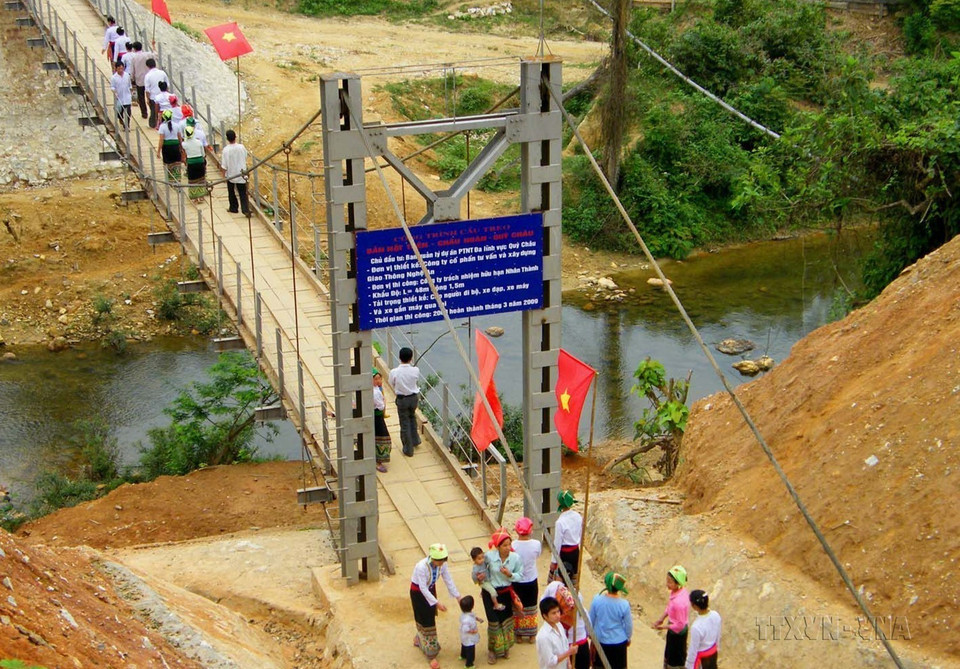 Được dự án phát triển nông thôn đa lĩnh vực do Vương quốc Bỉ tài trợ, huyện miền núi Quỳ Châu (Nghệ An) xây dựng cầu treo Nật Trên bắc qua suối Nậm Nật tại xã vùng sâu vùng xa đặc biệt khó khăn Châu Hoàn (4/2009). (Ảnh: Lê Bá Liễu/TTXVN phát)