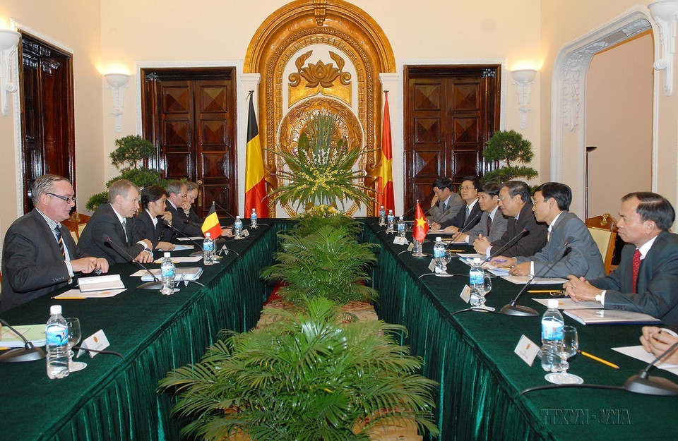 Phó Thủ tướng, Bộ trưởng Ngoại giao Phạm Gia Khiêm hội đàm với Bộ trưởng Ngoại giao Bỉ ngài Yves Leterme thăm chính thức Việt Nam (Hà Nội, 11/8/2009). (Ảnh: Nhan Sáng/TTXVN)