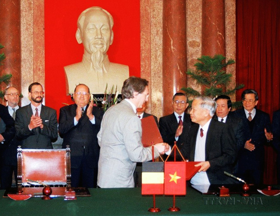 Ngày 28/2/1996, tại Phủ Chủ tịch, Bộ trưởng Bộ Nông nghiệp và Phát triển Nông thôn Nguyễn Công Tạn và Bộ trưởng Ngoại giao Bỉ Erik Derycke ký văn kiện hợp tác nuôi bò sữa ở các vùng ven Hà Nội và TP Hồ Chí Minh, dưới sự chứng kiến của Thủ tướng Võ Văn Kiệt và Thủ tướng Bỉ Jean-Luc Dehaene. (Ảnh: Minh Điền/TTXVN)