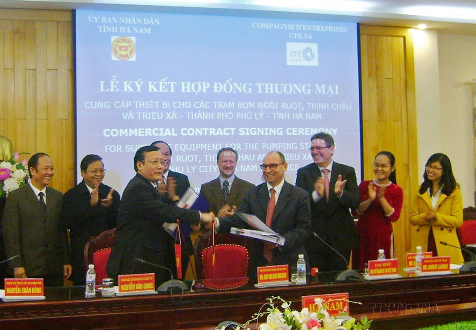 Ngày 17/12/2014, Ủy ban Nhân dân tỉnh Hà Nam và đại diện Vương quốc Bỉ ký hợp đồng thương mại về việc Bỉ giúp Hà Nam nâng cao hệ thống trạm bơm tiêu thoát nước. (Ảnh: TTXVN)