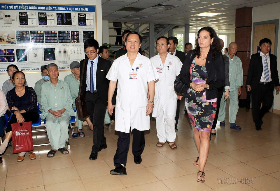 Chủ tịch Thượng viện Bỉ Christine Defraigne thăm Khoa Y học hạt nhân của Bệnh viện Trung ương Quân đội 108 (Hà Nội, 3/11/2015). (Ảnh: Phạm Kiên/TTXVN)