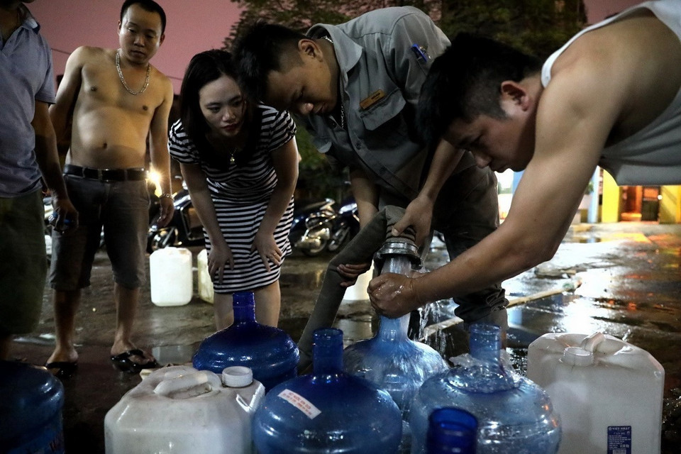 Nhân viên Nhà máy nước Hạ Đình làm việc liên tục để kịp cung cấp nước sạch cho các khu dân cư. (Ảnh: Thành Đạt/TTXVN)