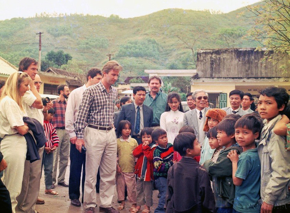 Ngày 4/12/1994, Thái tử Bỉ Philippe thăm huyện Đà Bắc, tỉnh Hòa Bình. (Ảnh: Kim Hùng/TTXVN)