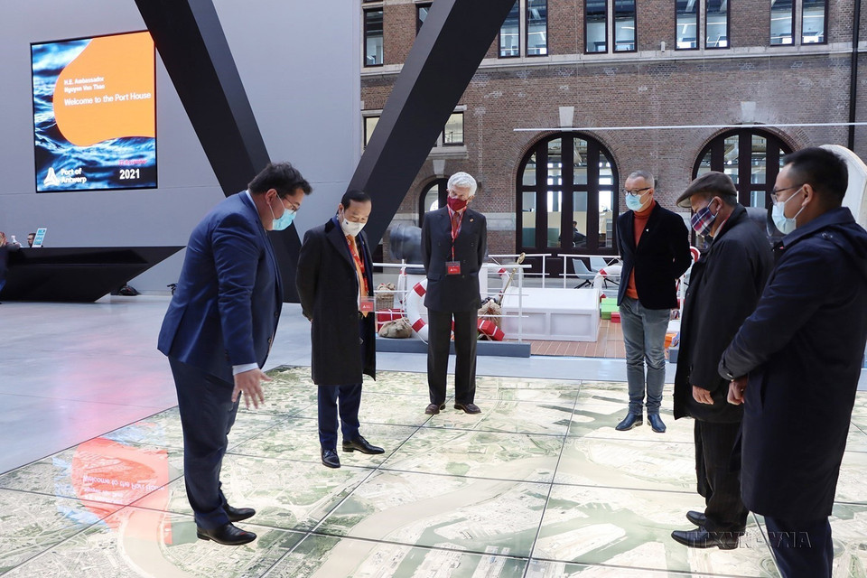 Ngày 22/11/2021, Đại sứ Việt Nam tại Bỉ, Trưởng Phái đoàn Việt Nam bên cạnh Liên minh châu Âu (EU) Nguyễn Văn Thảo làm việc với lãnh đạo tỉnh Antwerp và cảng Antwerp; thảo luận về khai thác cơ hội, tăng cường hợp tác giữa các địa phương Việt Nam với tỉnh Antwerp của Bỉ trong các lĩnh vực tiềm năng như cảng biển, năng lượng tái tạo, thích ứng biến đổi khí hậu, giáo dục. (Ảnh: Hương Giang/TTXVN)