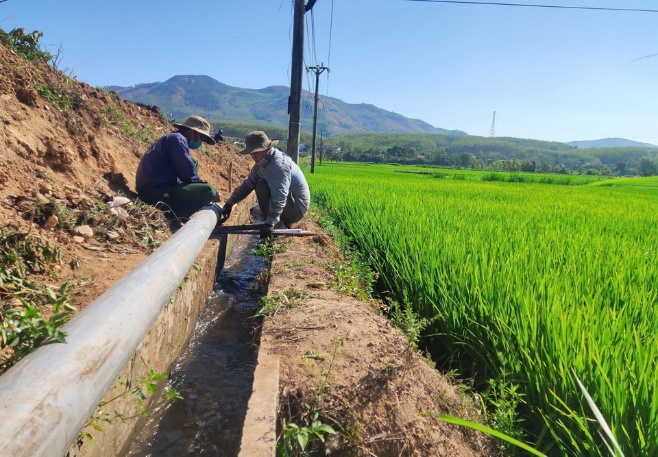 Người dân dùng mọi vật liệu để lấy nước sinh hoạt tại Nhà máy nước Hạ Đình (Hà Nội). (Ảnh: Thành Đạt/TTXVN)