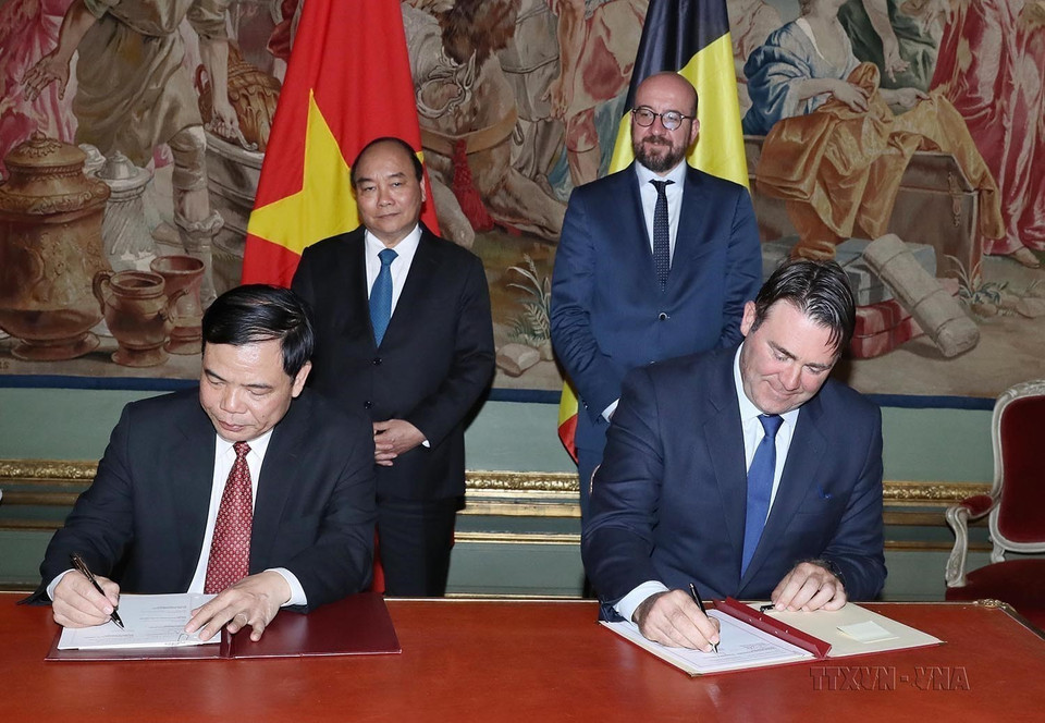 Thủ tướng Nguyễn Xuân Phúc và Thủ tướng Bỉ Charles Michel chứng kiến lễ ký thỏa thuận đối tác chiến lực giữa Chính phủ hai nước về lĩnh vực nông nghiệp (Brussels, 16/10/2018). (Ảnh: Thống Nhất/TTXVN)