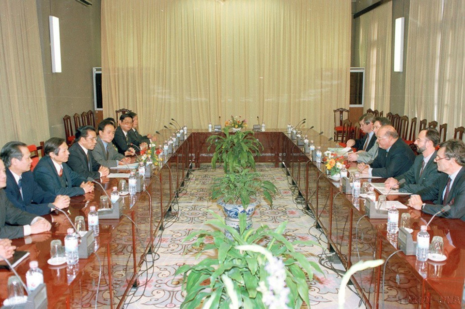 Chủ tịch Quốc hội Nông Đức Mạnh hội kiến Thủ tướng Bỉ Jean-Luc Dehaene thăm hữu nghị chính thức Việt Nam từ ngày 7-9/3/1996. (Ảnh: Minh Đạo/TTXVN)