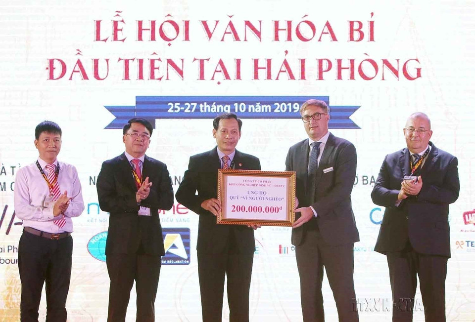 Đại diện Tổ hợp Khu công nghiệp DEEP C (hệ thống các khu công nghiệp và cảng biển do Bỉ phát triển và vận hành tại thành phố Hải Phòng và tỉnh Quảng Ninh) trao tặng ủng hộ Quỹ Vì người nghèo thành phố Hải Phòng, tại Lễ hội văn hóa và ẩm thực Bỉ - B. Fest, ngày 25/10/2019. (Ảnh: An Đăng/TTXVN)