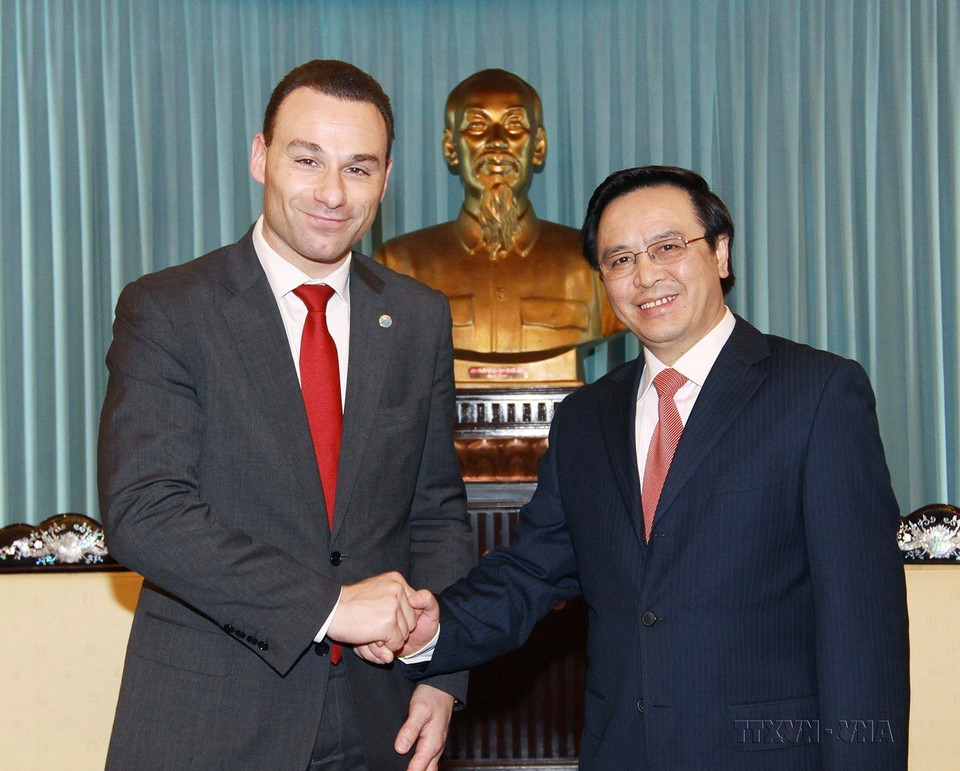 Trưởng Ban Đối ngoại Trung ương Hoàng Bình Quân tiếp Đoàn đại biểu Nghị viện vùng Wallonie-Bruxelles (Bỉ) do ngài Jean Charles Luperto, Chủ tịch Nghị viện, làm Trưởng đoàn (Hà Nội, 21/2/2012). (Ảnh: Doãn Tấn/TTXVN)