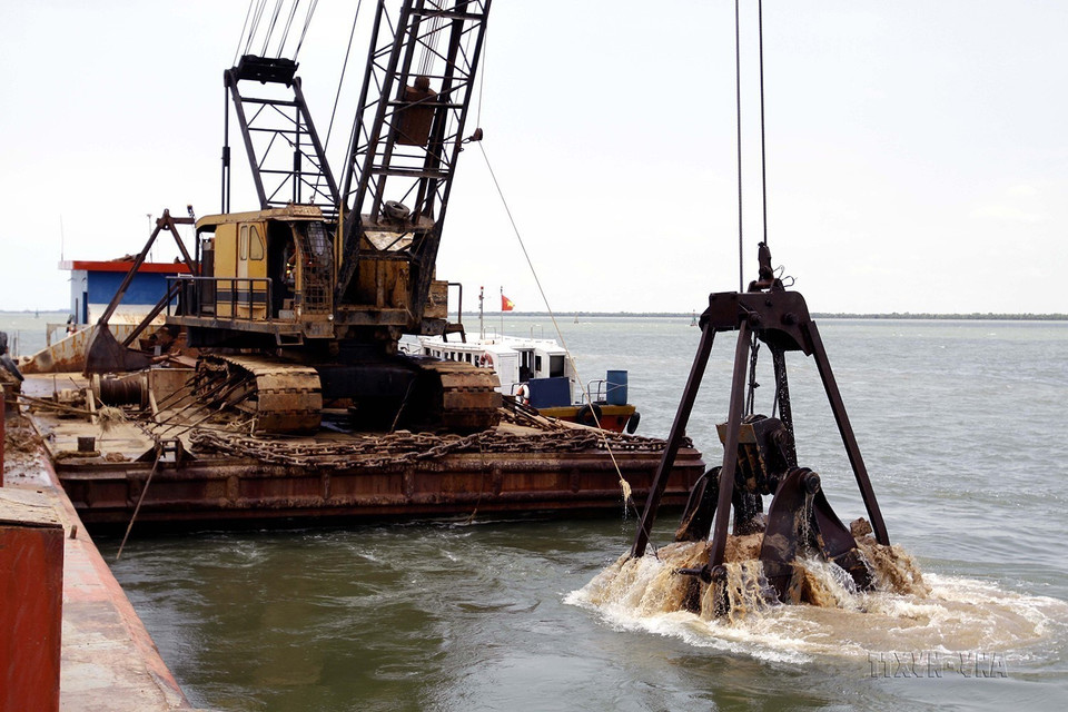 Năm 2014, dự án nạo vét luồng sông Soài Rạp (giai đoạn 2) tổng chiều dài 54 km, từ khu công nghiệp Hiệp Phước ra cửa biển Cần Giờ (Thành phố Hồ Chí Minh), có vốn tài trợ từ Vương quốc Bỉ. (Ảnh: Hoàng Hải/TTXVN)