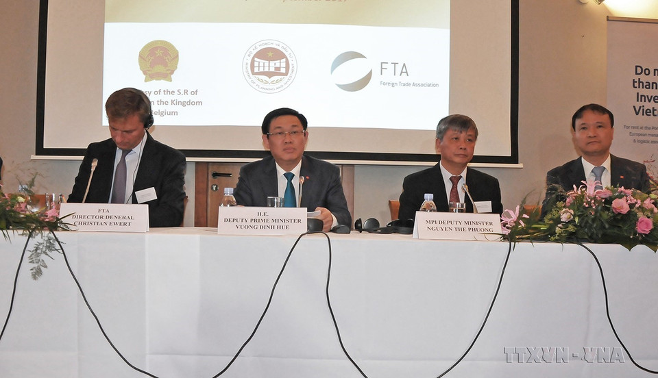 Thứ trưởng Ngoại giao Bỉ, Tổng Thư ký các vấn đề ngoại giao và các vấn đề Châu Âu Dirk Achten phát biểu tại Hội thảo hỗ trợ ngành nông nghiệp bền vững và đổi mới của Việt Nam nhân kỷ niệm 40 năm Hợp tác phát triển giữa hai nước (Hà Nội, 23/11/2017). (Ảnh: Hoàng Hùng/TTXVN)